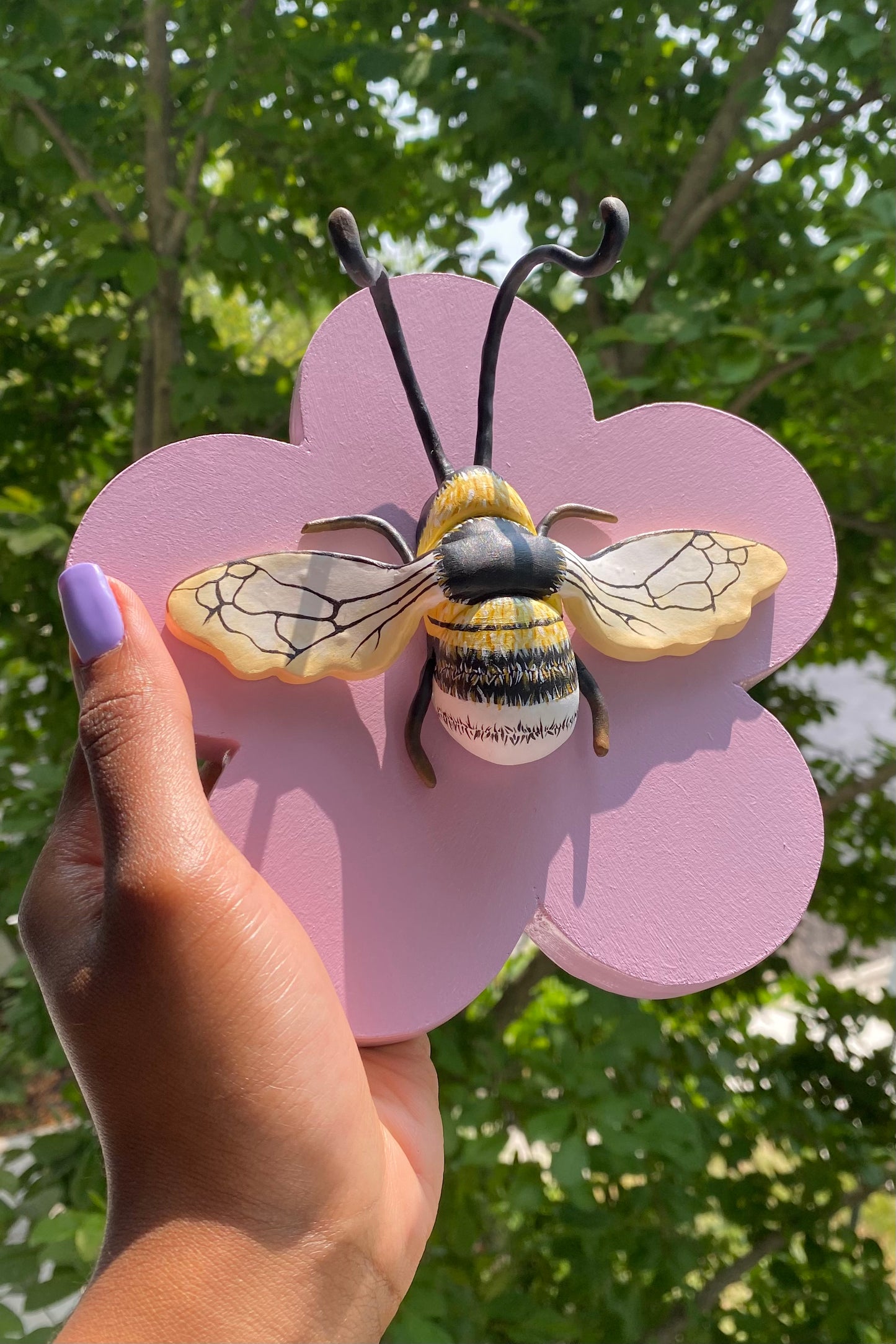 Flower shaped key rack with bumblebee decor. The antennas of the bumblebee holds the keys.